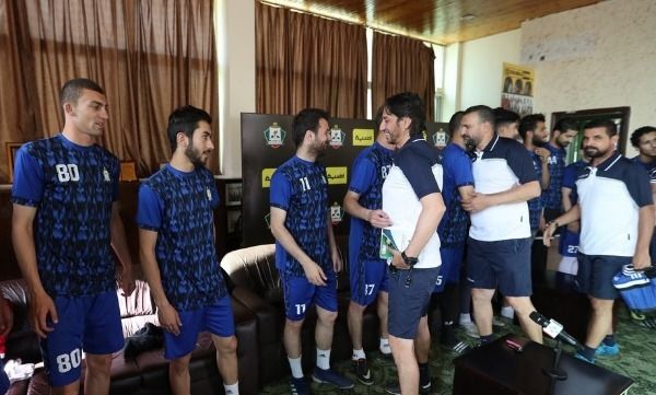 عبدالله أبو زمع خلال لقائه لاعبي الوحدات