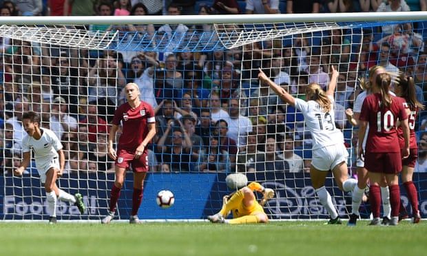 فرحة لاعبات نيوزيلندا بعد هز شباك انجلترا