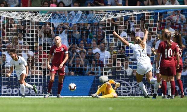 فرحة لاعبات نيوزيلندا بعد هز شباك انجلترا