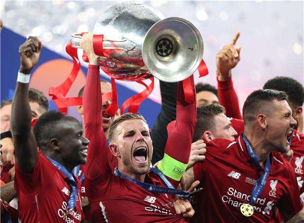 هندرسون مع الكأس