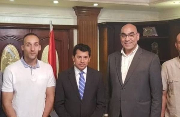 الإسباني روبرتو جارسيا باروندو (على اليسار)