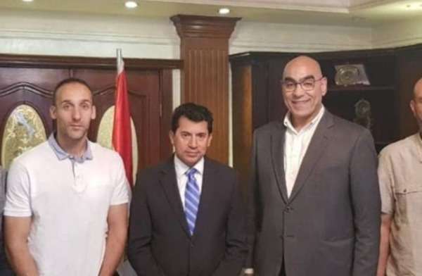 الإسباني روبرتو جارسيا باروندو (على اليسار)