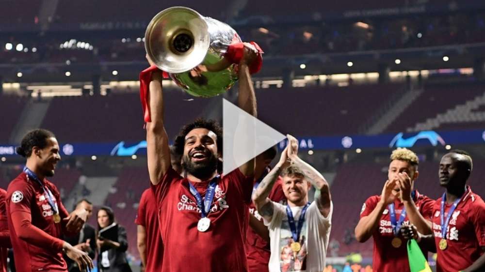 محمد صلاح يحمل الكأس