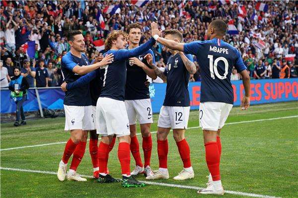 فرحة لاعبي فرنسا 