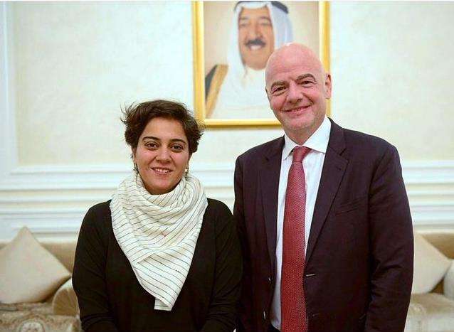 فاطمة حيات مع رئيس الفيفا جياني إنفانتينو
