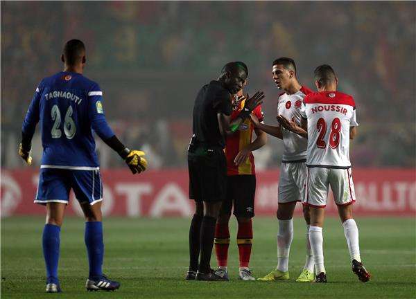 من احتجاجات لاعبي الوداد على عدم استخدام الفار