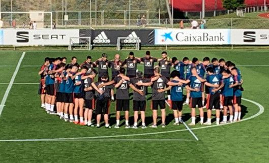 لاعبو المنتخب الإسباني يقفون دقيقة صمت على رحيل رييس