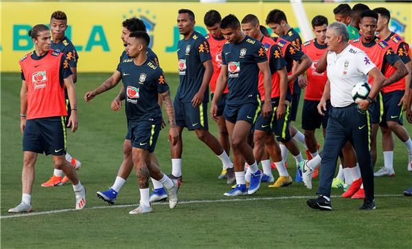 تيتي ولاعبو البرازيل