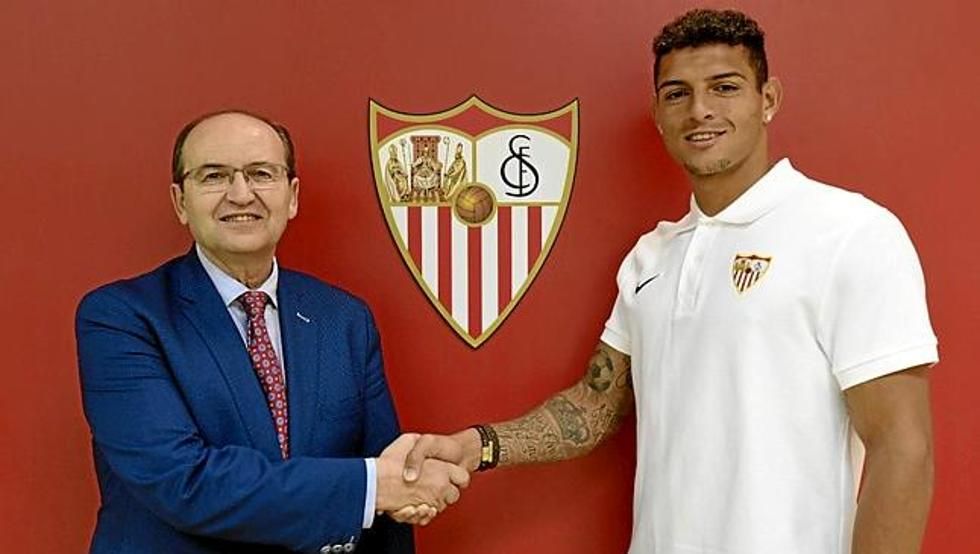 بعد توقيع العقود