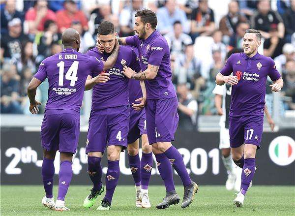 لاعبو فيورنتينا 