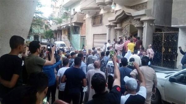 الجماهير حول منزل صلاح
