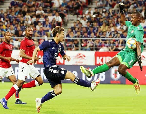 الياباني ريتسو دوان في مواجهة لاعبي تريتيداد وتوباجو