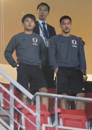 تاكيفوسا كوبو (يسار) تابع لقاء اليابان وترينيداد من المدرجات