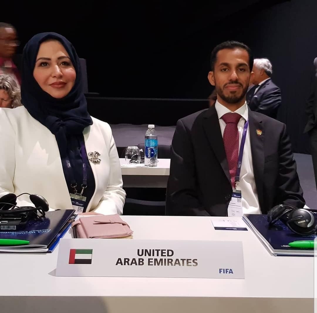 الإماراتية أمل بوشلاخ في مؤتمر الفيفا الأول لكرة القدم النسائية في باريس
