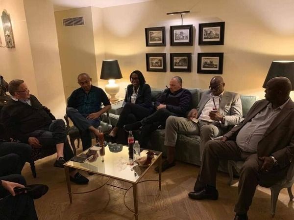 أحمد أحمد وأبو ريدة خلال الاجتماع