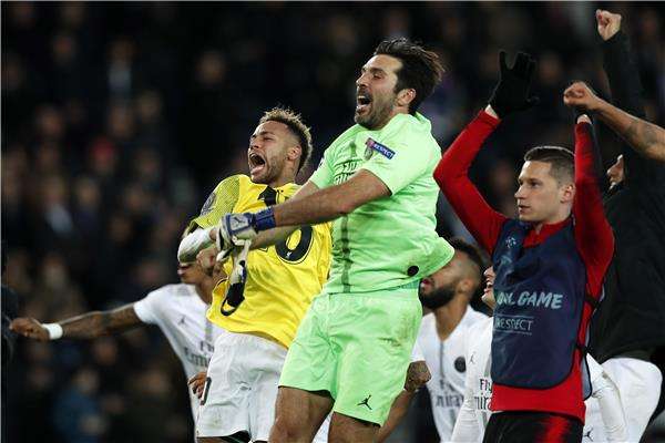 بوفون مع لاعبي باريس سان جيرمان