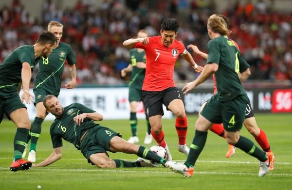 سون هيونج مين مع مدافعي أستراليا