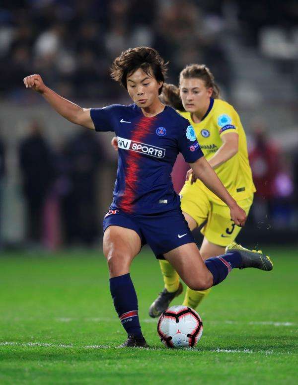 الصينية وانج شوانج مع باريس سان جيرمان الفرنسي