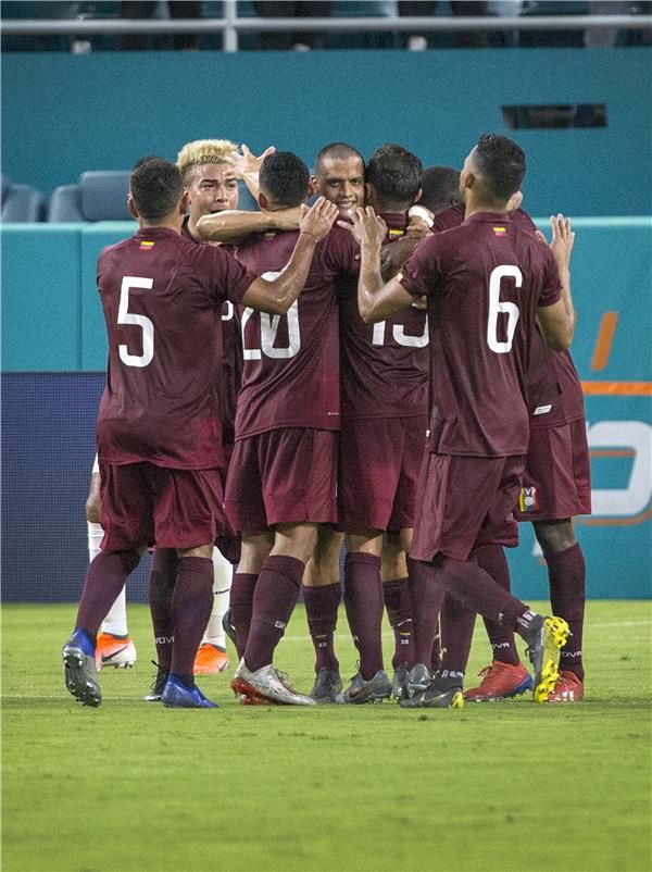 لاعبو المنتخب الفنزويلي