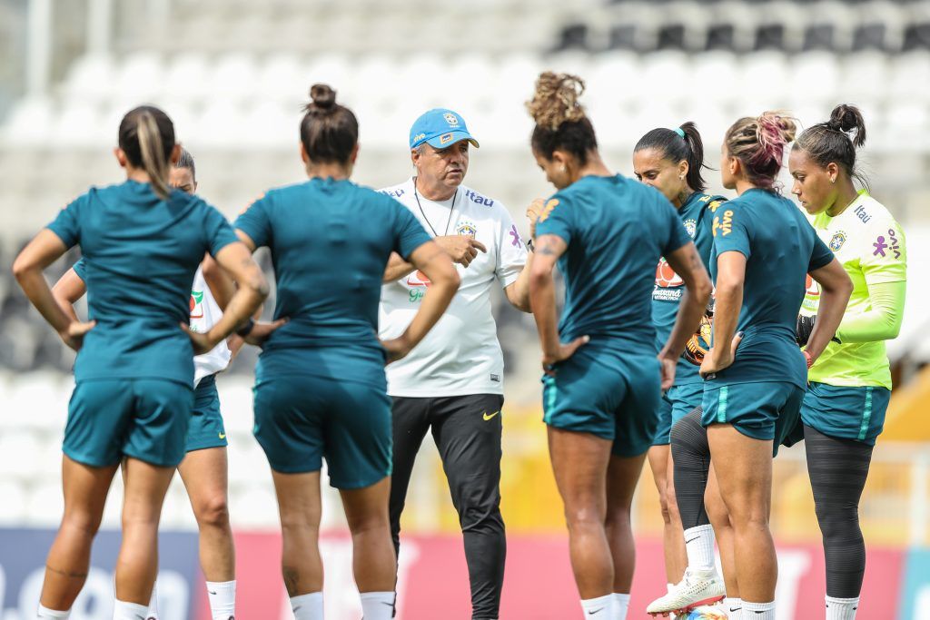 المدرب فادو مع لاعبات منتخب البرازيل