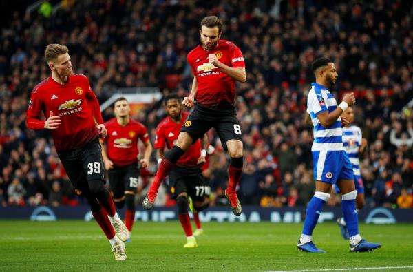 ماتا مع لاعبي مانشستر يونايتد