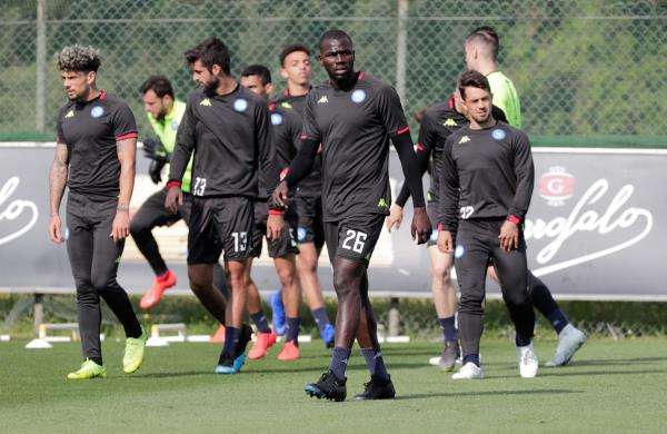 كوليبالي مع لاعبي نابولي