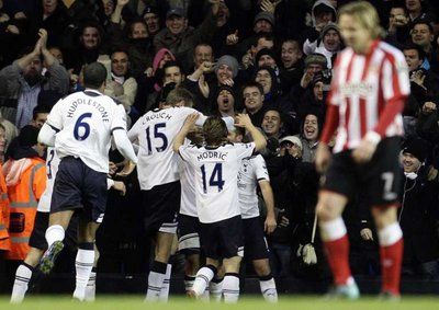 احتفال لاعبي توتنهام بهدف رافاييل فان دير فارت