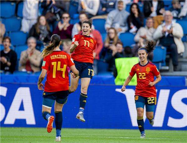 لاعبات إسبانيا يحتفلن بعد الفوز على جنوب أفريقيا