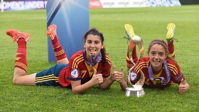 الثنائي أيتانا بونماتي (يمين) ولوسيا جارسيا مع كأس أوروبا للناشئات 2015