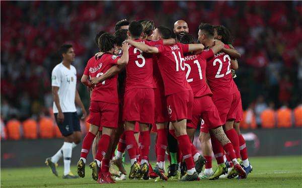 فرحة لاعبي منتخب تركيا 