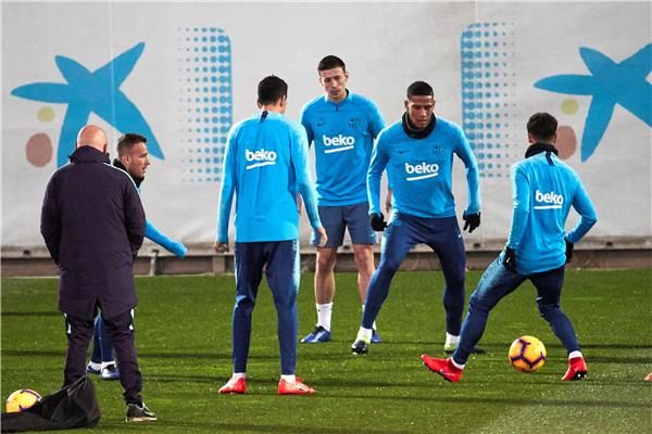 جان كلير توديبو مع لاعبي البارسا