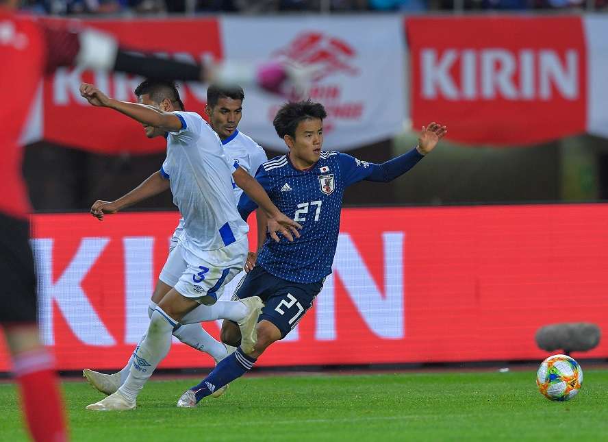 تاكيفوسا كوبو في ودية السلفادور