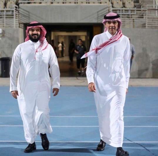 أنمار الحائلي (يسار)