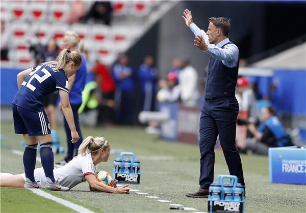 فيل نيفيل في لقاء إنجلترا واسكتلندا