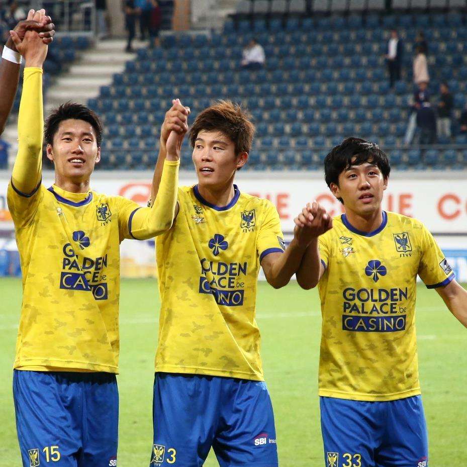 لاعبو اليابان مع فريق سينت ترويدينس البلجيكي