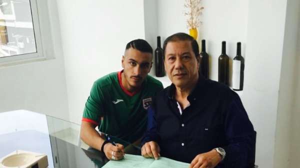 جانب من التوقيع