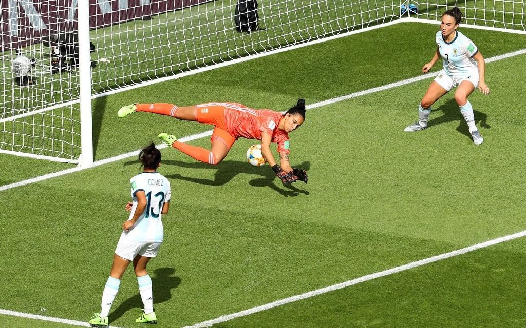  فانينا كوريا في لقاء الأرجنتين واليابان