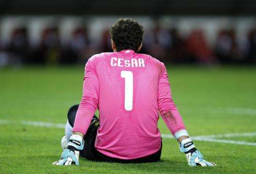 سانشيز بعد سقوطه للإصابة 