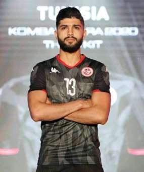 فرجاني ساسي بالقميص الأسود