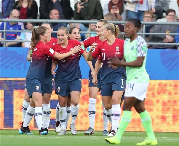 لاعبات النرويج في لقاء نيجيريا