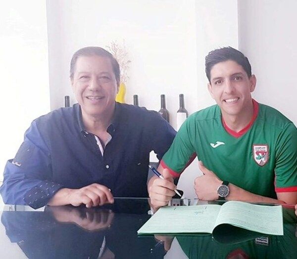 جانب من التوقيع