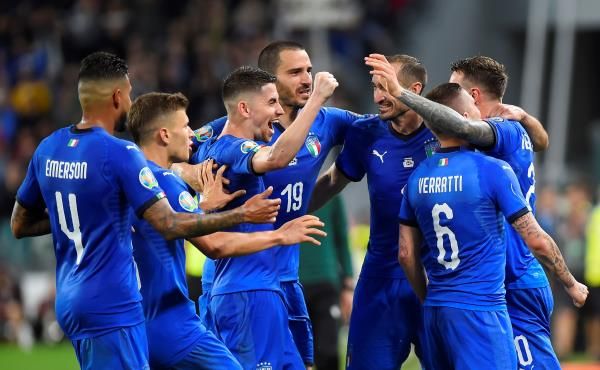 فرحة لاعبي منتخب إيطاليا 