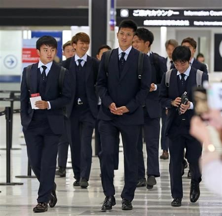 لاعبو اليابان في مطار ناريتا