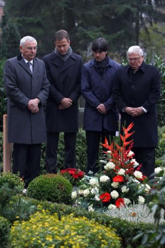 2010-11-10t135954z_01_ber98_rtridsp_3_soccer-germany-hanover-enke_reuters