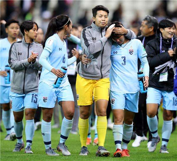 لاعبات منتخب تايلاند بعد الخسارة التاريخية من أمريكا