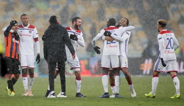 ميندي مع لاعبي ليون