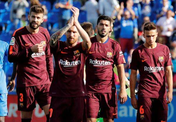 دينيس سواريز مع لاعبي برشلونة