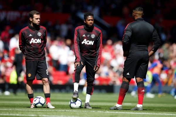 فريد مع لاعبي مانشستر يونايتد