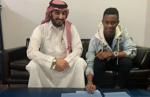 جانب من التوقيع