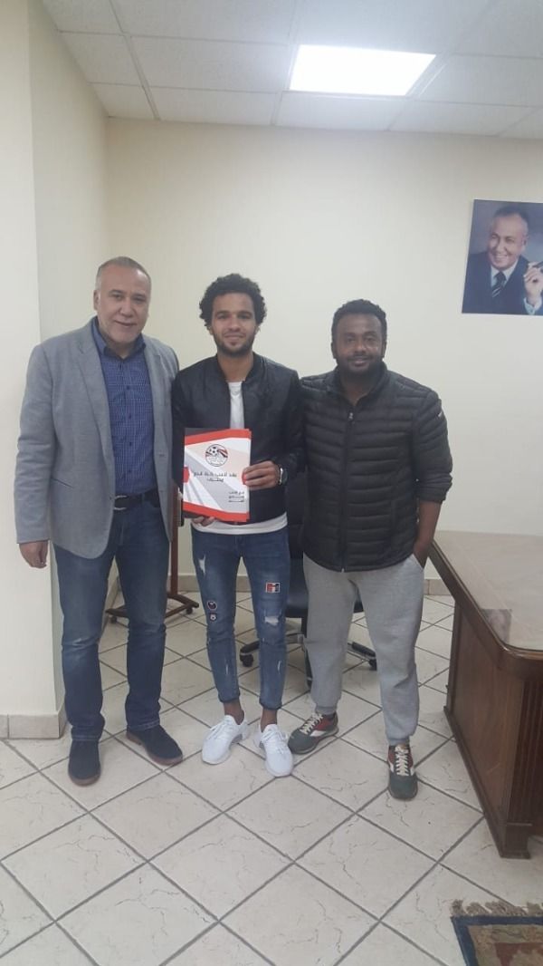 جانب من التعاقدات